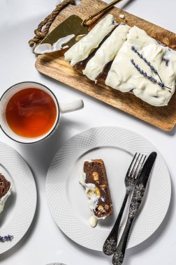 Cevizli ve çikolatalı taze pişmiş muzlu ekmek. Beyaz arka plan. Üst görünüm.