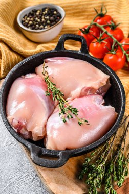 Çiğ tavuk butlu fileto derisi olmadan. Çiftlik hayvanları eti. Beyaz arka plan. Üst görünüm.
