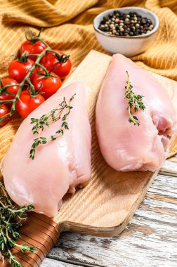 Kekik ve baharatlı tavuk göğsü filetosu pişiriyorum. Beyaz arka plan. Üst görünüm.