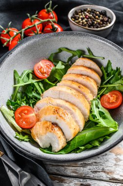 Kızarmış tavuk göğsü fileto ve roka salatası. Sağlıklı yemek, diyet öğle yemeği konsepti. Beyaz arka plan. Üst görünüm.