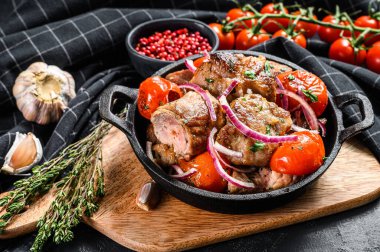 Tavada soğan ve domatesli domuz şiş kebap. Izgara et. Siyah arka plan. Üst görünüm.