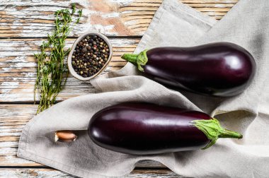 Çiğ mor patlıcan. Organik sebzeler. Beyaz arka plan. Üst görünüm.