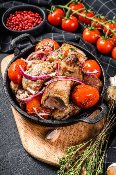 Vepřový Shish Kebab Cibulí Rajčaty Pánvi Grilované Maso Černé Pozadí — Stock fotografie