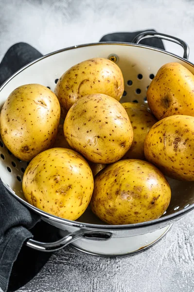 Bio Kartoffeln Einem Sieb Grauer Hintergrund Ansicht Von Oben — Stockfoto