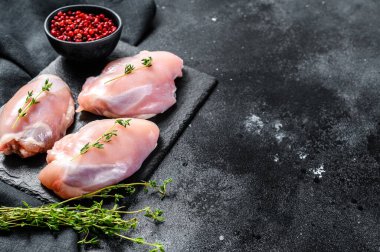 Derisi olmayan tavuk budu fileto. Siyah arka plan. Üst Manzara. Boşluğu kopyala.