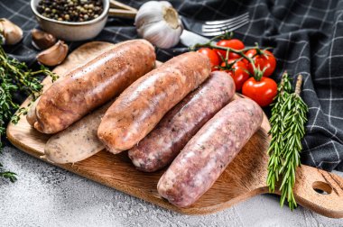 Baharatlı taze domuz eti, sığır eti ve tavuk sosisi. Gri arka plan. Üst görünüm.