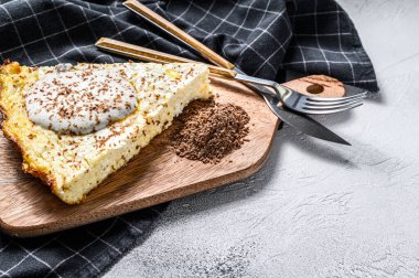 Kesme tahtasında çikolata olan süzme peynir güveci. Beyaz arka plan. Üst Manzara. Boşluğu kopyala.