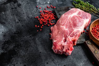 Et satırında çiğ domuz eti. Siyah arka plan. Üst Manzara. Boşluğu kopyala.