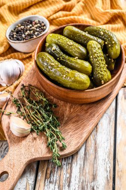 Bir tabak ev yapımı salatalık, turşu. Beyaz arka plan. Üst görünüm.