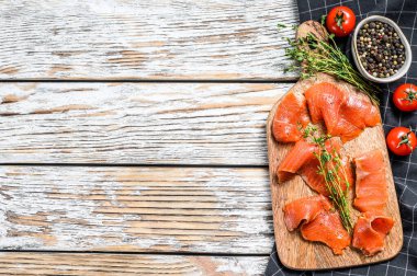 Biber ve kekik ile tuzlanmış somon dilimleri. Organik balık. Beyaz arka plan. Üst Manzara. Boşluğu kopyala.