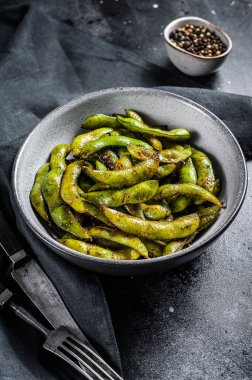 Buharda pişmiş Edamame Bean, tavada yeşil soya fasulyesi, Doğu Asya mutfağı. Beyaz arka plan. Üst görünüm.