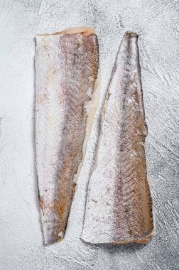 Çiğ balık fileto. Beyaz arka plan. Üst görünüm.