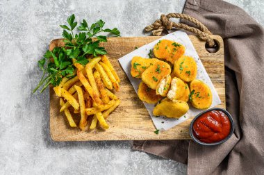 Ev yapımı çıtır tavuk nuggetları. Gri arka plan. Üst görünüm.