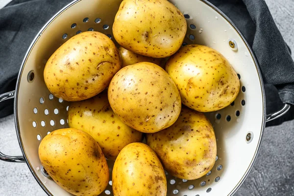 Bio Kartoffeln Einem Sieb Grauer Hintergrund Ansicht Von Oben — Stockfoto