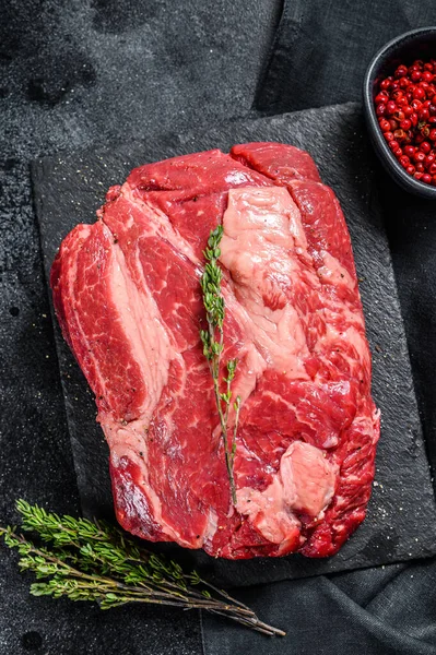 新鮮な生肉プライムブラックアンガスチャックロールステーキ 黒の背景 トップ表示 — ストック写真