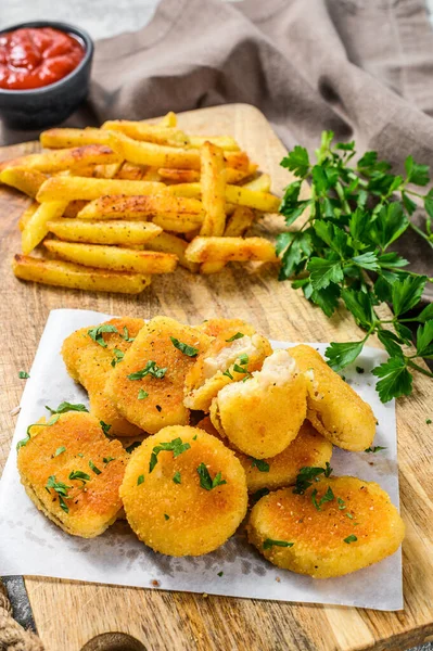 Nuggets Frango Frito Caseiros Com Batatas Fritas Fundo Cinzento Vista — Fotografia de Stock