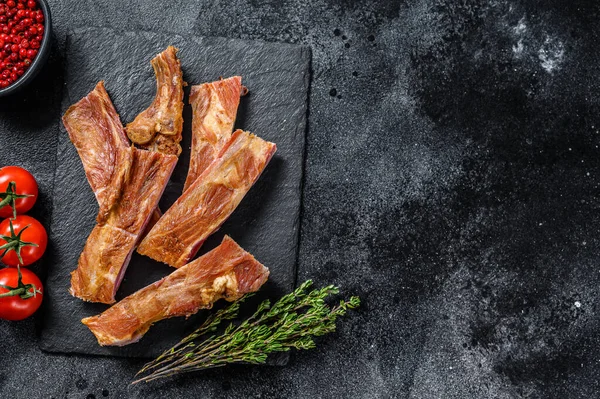 Tütsülenmiş domuz pirzolası. Barbekü baharatlı pirzola. Barbekü yemeği. Siyah arka plan. Üst Manzara. Boşluğu kopyala.