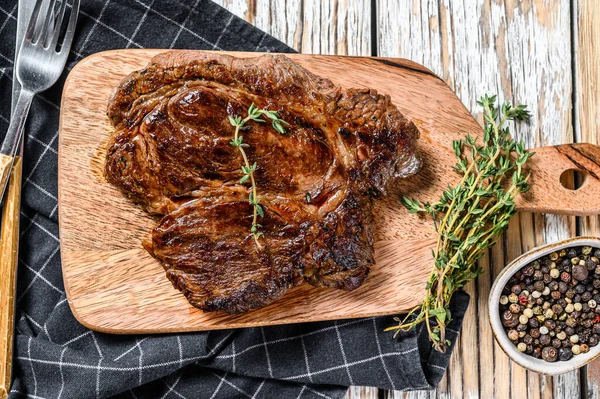 Grilovaný Hovězí Steak Chuck Dívá Řezací Prkno Bílé Pozadí Horní — Stock fotografie