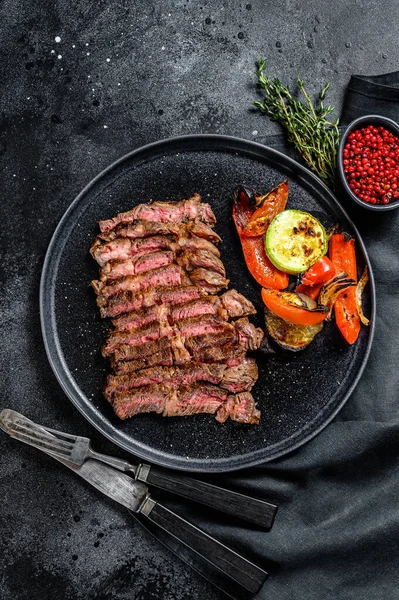 Sliced Chuck Eye Roll Een Bord Met Een Bijgerecht Van — Stockfoto