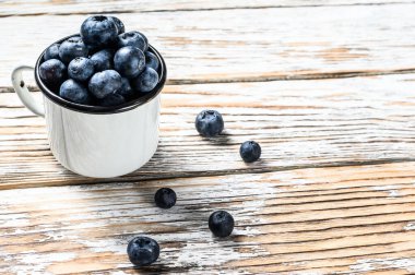 Beyaz bardakta yabanmersini. Antioksidan organik süper yiyecekler. Sağlıklı yemek konsepti. Beyaz arka plan. Üst Manzara. Boşluğu kopyala.