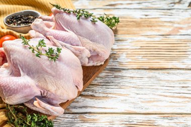 Baharatlı taze çiğ tavuk, aşçılık geçmişi. Beyaz arka plan. Üst Manzara. Boşluğu kopyala.