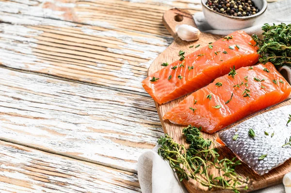 Filete Salmón Del Atlántico Fresco Una Tabla Cortar Fondo Madera — Foto de Stock