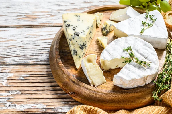 Válogatott Sajtok Egy Kerek Vágódeszkán Camembert Brie Kék Sajt Szőlővel — Stock Fotó