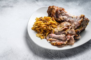 Domuz budu ve haşlanmış lahana. Gri arka plan. Üst Manzara. Boşluğu kopyala.