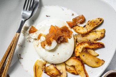 Fırında armut ve armut reçelli Burrata peyniri. Gri arka plan. Üst görünüm