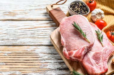 Çiğ domuz pirzolası. Organik biftek. Beyaz arka plan. Üst Manzara. Boşluğu kopyala.