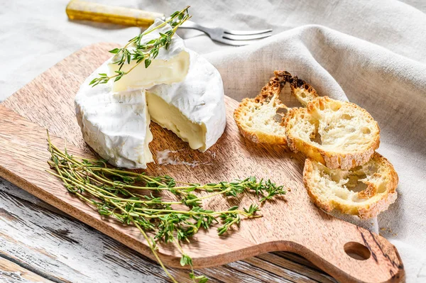 Queijo Brie Francês Com Uvas Fundo Branco Vista Superior — Fotografia de Stock