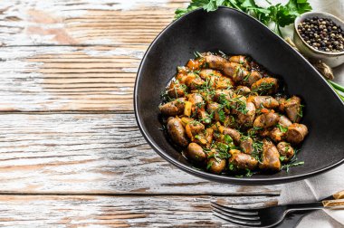 Tavuk kalpli güveç ve taze maydanozlu sebze. Beyaz arka plan. Üst Manzara. Boşluğu kopyala.