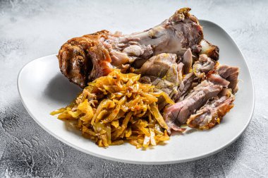 Domuz budu ve haşlanmış lahana. Gri arka plan. Üst görünüm.