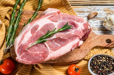 Taze çiğ domuz eti. Biftek doğrayın. Beyaz arka plan. Üst görünüm.