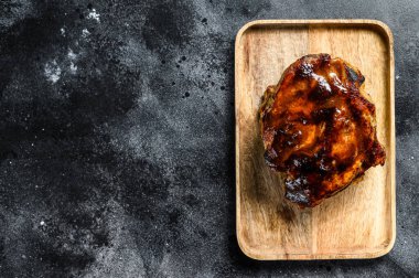 Kesme tahtasında baharat olan kızarmış domuz boynu. Siyah arka plan. Üst Manzara. Boşluğu kopyala.