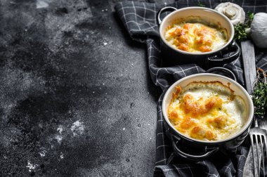 Kil kapta peynirli tavuk ve mantar güveci. Siyah arka plan. Üst Manzara. Boşluğu kopyala.