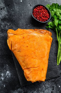 Çiğ domuz budu, bitki ve salamura. Siyah arka plan. Üst görünüm.