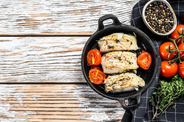 Gegrilde Pollak Koolvisfilets Een Pan Witte Achtergrond Bovenaanzicht Kopieerruimte — Stockfoto