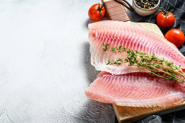 Roher Fisch Tilapia Auf Dem Schneidebrett Grauer Hintergrund Ansicht Von — Stockfoto