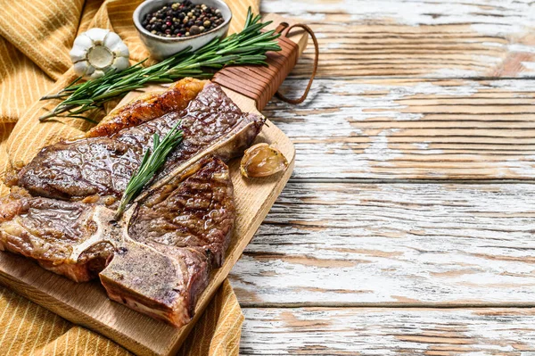 Gegrilde Porterhouse Biefstuk Een Snijplank Gekookt Rundvlees Witte Houten Achtergrond — Stockfoto