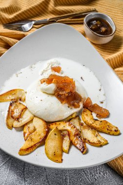 Armutlu Burrata Buffalo peyniri. Gri arka plan. Üst görünüm.