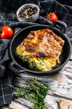 Tavada nefis pişmiş lazanya, İtalyan geleneksel mutfağı. Beyaz ahşap arka plan. Üst görünüm.