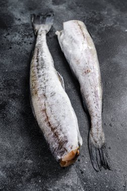 Çiğ Pollock balığı pişirmeye hazır. Siyah arka plan. Üst görünüm.