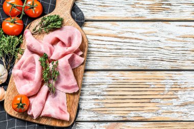 Jambonlu Sosis. Geleneksel Alman jambonu. Beyaz ahşap arka plan. Üst Manzara. Boşluğu kopyala.