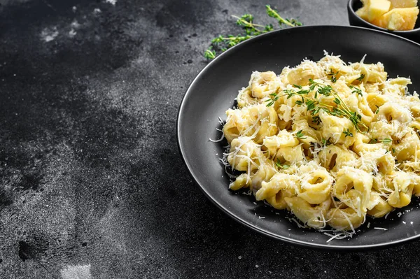 Ravioli Nudeln Mit Parmesan Einem Teller Italienische Knödel Schwarzer Hintergrund — Stockfoto