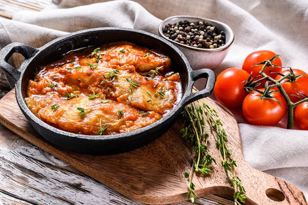 Pesce Alla Tilapia Cotto Una Padella Pomodori Fondo Legno Bianco — Foto Stock