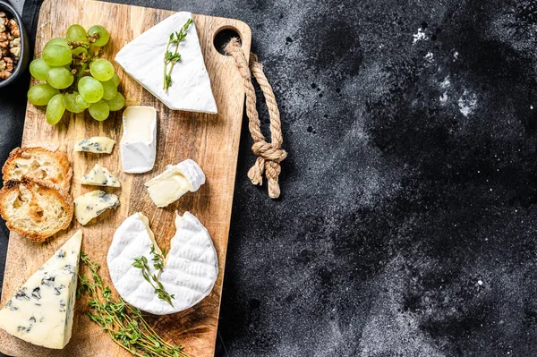 Tábua Queijo Com Camembert Francês Brie Queijo Azul Uvas Nozes — Fotografia de Stock