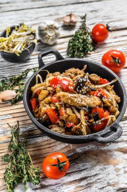 Tavada tavuk kızartması. Wok udon eriştesi. Geleneksel Asya yemekleri. Beyaz arka plan. Üst görünüm.