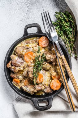 Mantarlı ve kremalı Stroganoff tavuk ciğeri. Beyaz arka plan. Üst görünüm.