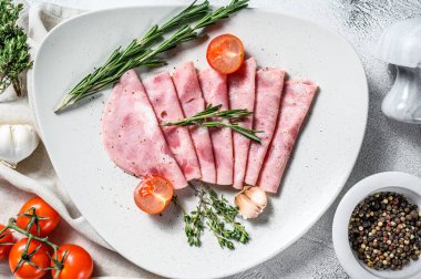 Doğranmış domuz jambonlu sosis. Geleneksel Alman jambonu. Gri arka plan. Üst görünüm.